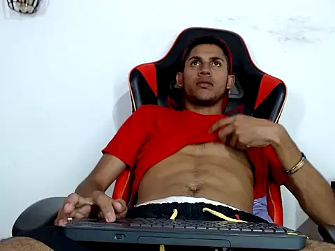 Snapshot of sexy_latin_cum chatting on 10/18/25, 11:16 sexy latin cum online show from 10/18/25, 11:16