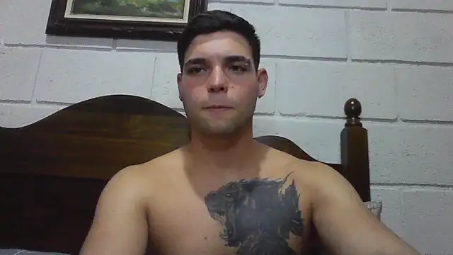 Snapshot of Zure-xxx chatting on 05/20/26, 01:45 Zure-xxx online show from 05/20/26, 01:45