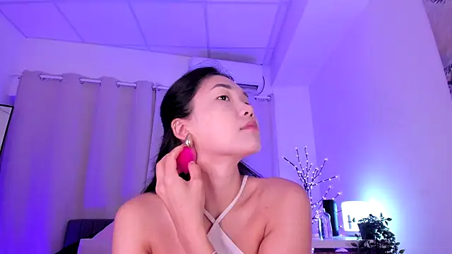 Divine Madeleine online show from 07/16/26, 06:19