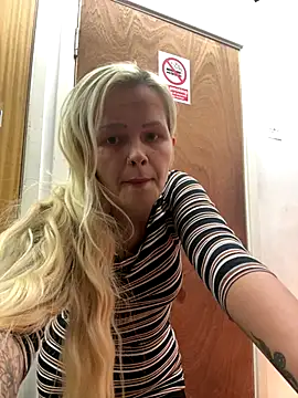 Snapshot of CherryXOX- chatting on 10/24/25, 10:44 CherryXOX- online show from 10/24/25, 10:44
