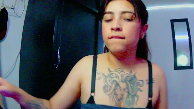 Snapshot of adri_gomez1 chatting on 11/12/25, 06:25 adri gomez1 online show from 11/12/25, 06:25