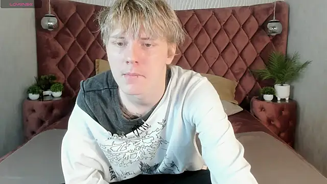 Snapshot of KevinMilky chatting on 10/16/25, 02:40 KevinMilky online show from 10/16/25, 02:40