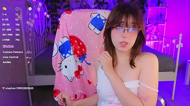 Snapshot of Soffi_Toffi chatting on 10/24/25, 10:28 Soffi Toffi online show from 10/24/25, 10:28