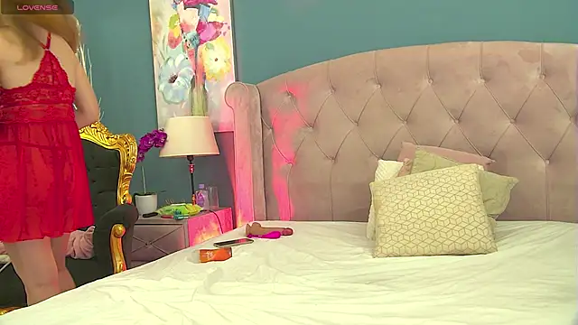 VanessaHeatt online show from 10/17/25, 04:37