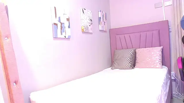 isa taylorr  online show from 12/21/25, 12:12