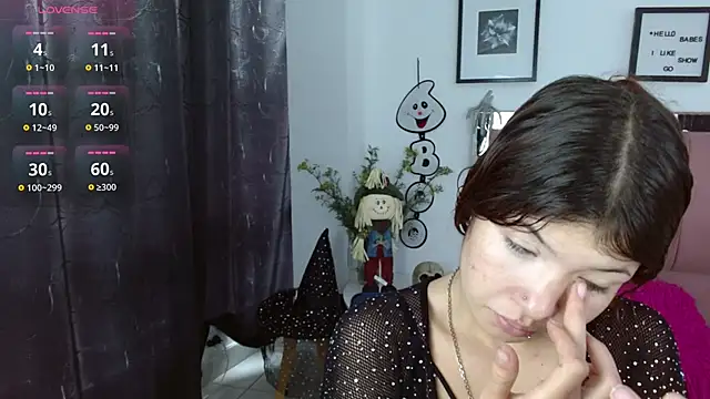 Snapshot of Nahomi_f_w chatting on 10/25/25, 01:40 Nahomi f w online show from 10/25/25, 01:40