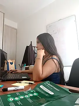 Snapshot of Kiramane chatting on 11/04/25, 05:01 Kiramane online show from 11/04/25, 05:01