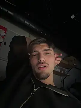 Snapshot of emir343475 chatting on 10/16/25, 10:33 emir343475 online show from 10/16/25, 10:33