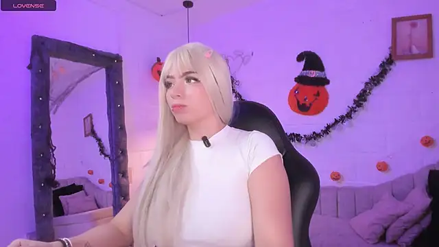 Snapshot of Cherrydoll_dl chatting on 10/19/25, 10:38 Cherrydoll dl online show from 10/19/25, 10:38