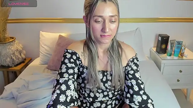 Snapshot of karlyy_ chatting on 10/27/25, 08:02 karlyy online show from 10/27/25, 08:02