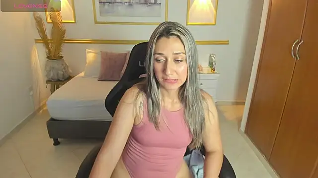 Snapshot of karlyy_ chatting on 11/08/25, 07:12 karlyy online show from 11/08/25, 07:12