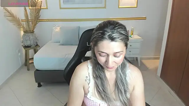 Snapshot of karlyy_ chatting on 11/18/25, 07:18 karlyy online show from 11/18/25, 07:18