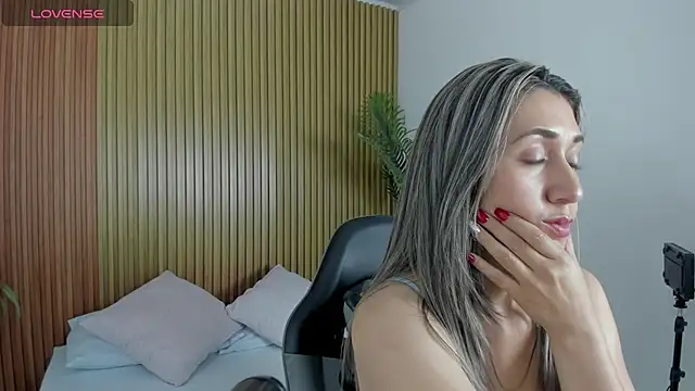 Snapshot of karlyy_ chatting on 11/26/25, 02:12 karlyy online show from 11/26/25, 02:12