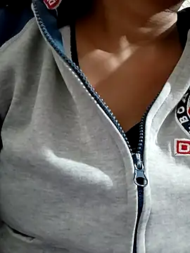 Snapshot of Vanshika1432 chatting on 12/03/25, 09:51 Vanshika1432 online show from 12/03/25, 09:51