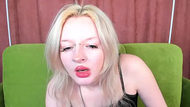 Snapshot of AlessaKiss chatting on 10/25/25, 01:35 AlessaKiss online show from 10/25/25, 01:35