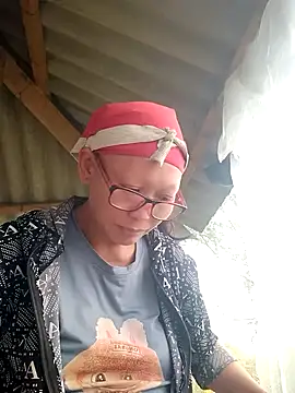 Snapshot of nui-show chatting on 11/08/25, 02:01 nui-show online show from 11/08/25, 02:01