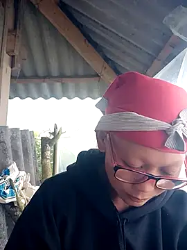 Snapshot of nui-show chatting on 11/11/25, 08:47 nui-show online show from 11/11/25, 08:47