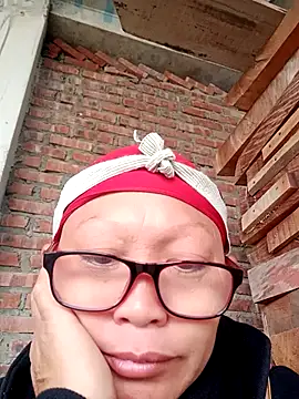 Snapshot of nui-show chatting on 11/13/25, 04:44 nui-show online show from 11/13/25, 04:44