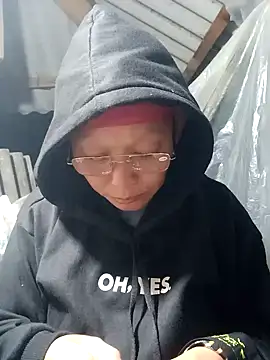 Snapshot of nui-show chatting on 11/15/25, 01:40 nui-show online show from 11/15/25, 01:40