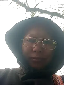 Snapshot of nui-show chatting on 11/19/25, 01:38 nui-show online show from 11/19/25, 01:38