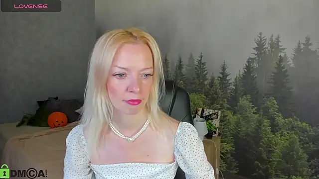 Snapshot of _Keetti_ chatting on 10/27/25, 12:04  Keetti  online show from 10/27/25, 12:04