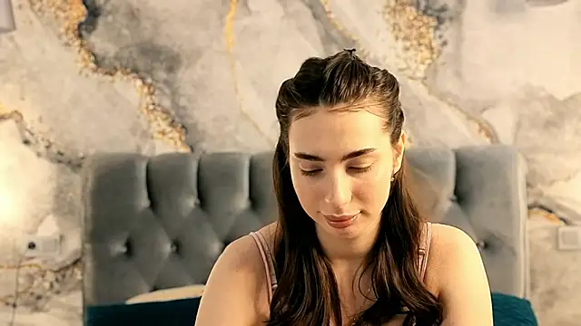 Snapshot of Chloewilldd chatting on 10/22/25, 06:18 Chloewilldd online show from 10/22/25, 06:18