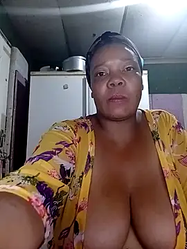 Snapshot of boobsqueenxo chatting on 11/16/25, 06:41 boobsqueenxo online show from 11/16/25, 06:41