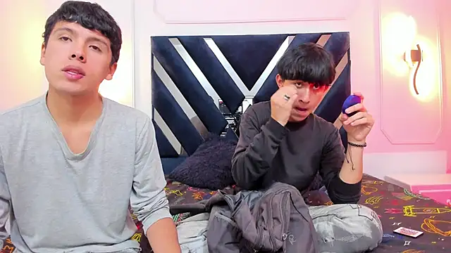 Snapshot of hoot_booys_ chatting on 11/17/25, 03:34 hoot booys online show from 11/17/25, 03:34