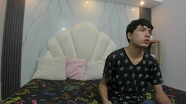 Snapshot of hoot_booys_ chatting on 11/28/25, 07:49 hoot booys online show from 11/28/25, 07:49