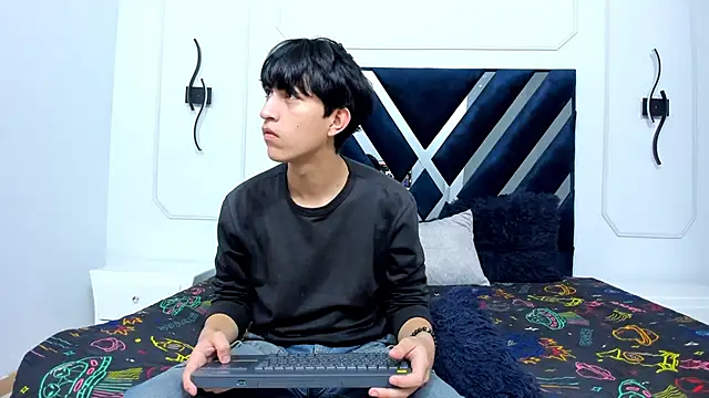 Snapshot of hoot_booys_ chatting on 11/29/25, 08:01 hoot booys online show from 11/29/25, 08:01