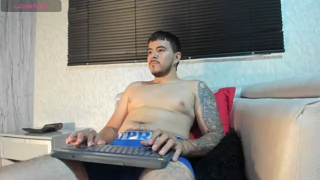 Snapshot of axel_fox21 chatting on 10/26/25, 03:45 axel fox21 online show from 10/26/25, 03:45