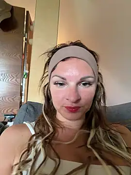 Snapshot of kinkysarahx chatting on 05/17/26, 08:12 kinkysarahx online show from 05/17/26, 08:12