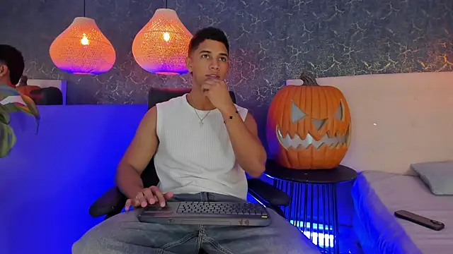 Snapshot of Zayne_cross chatting on 10/21/25, 05:30 Zayne cross online show from 10/21/25, 05:30