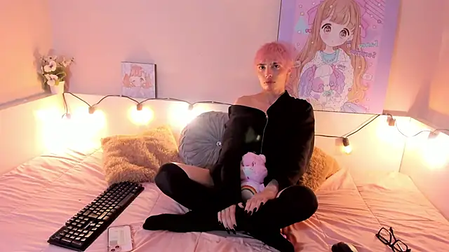 Snapshot of Strawberry_Kitty_ chatting on 10/18/25, 04:37 Strawberry Kitty  online show from 10/18/25, 04:37