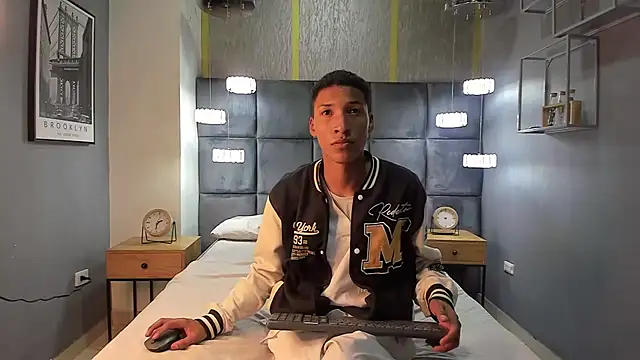 Domminick18 online show from 10/28/25, 08:55