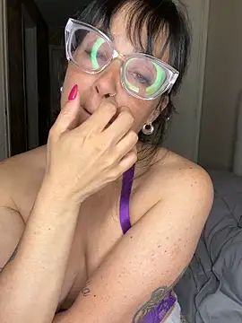 Snapshot of miavelatti85 chatting on 11/28/25, 12:13 miavelatti85 online show from 11/28/25, 12:13