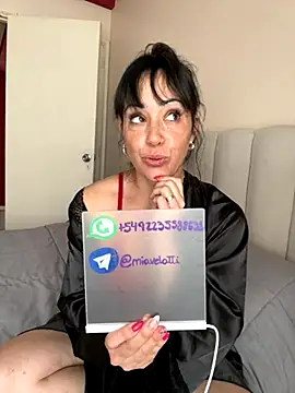 Snapshot of miavelatti85 chatting on 11/28/25, 02:20 miavelatti85 online show from 11/28/25, 02:20