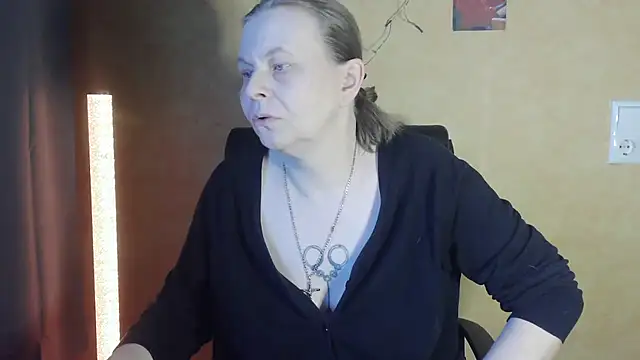 Snapshot of Diamond_Bite chatting on 11/09/25, 07:17 Diamond Bite online show from 11/09/25, 07:17