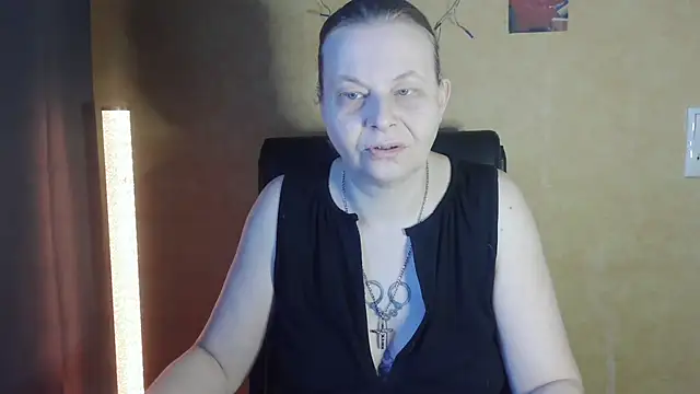 Snapshot of Diamond_Bite chatting on 11/15/25, 07:16 Diamond Bite online show from 11/15/25, 07:16