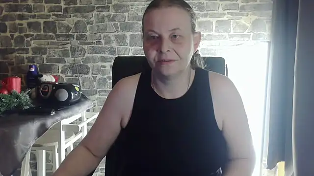 Snapshot of Diamond_Bite chatting on 11/28/25, 04:31 Diamond Bite online show from 11/28/25, 04:31