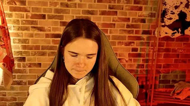 Snapshot of May_Bloom chatting on 10/28/25, 01:14 May Bloom online show from 10/28/25, 01:14