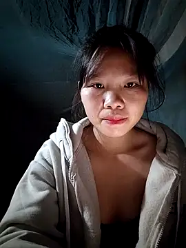 Snapshot of linh-miu99 chatting on 12/14/25, 05:51 linh-miu99 online show from 12/14/25, 05:51