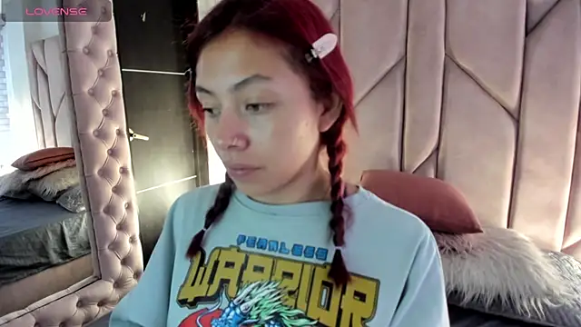 Snapshot of melanie_roux__ chatting on 11/17/25, 12:33 melanie roux online show from 11/17/25, 12:33