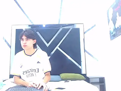 Tom 0001 online show from 10/28/25, 08:00