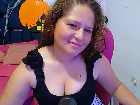 Snapshot of ALICIA_REYES_ chatting on 10/25/25, 01:18 ALICIA REYES  online show from 10/25/25, 01:18