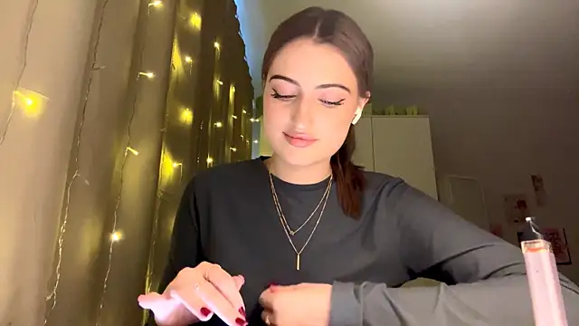 Snapshot of JessMour chatting on 10/24/25, 09:38 JessMour online show from 10/24/25, 09:38