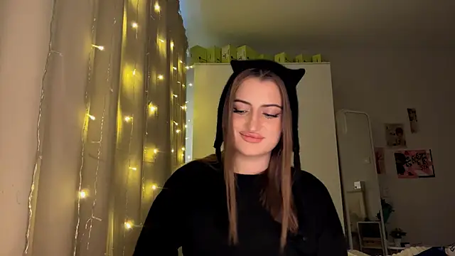 Snapshot of JessMour chatting on 10/31/25, 08:04 JessMour online show from 10/31/25, 08:04