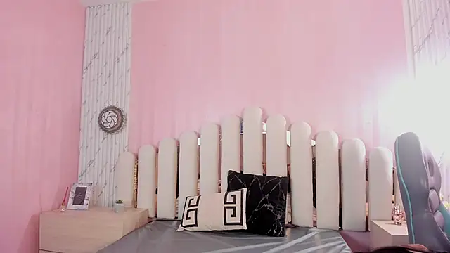 Snapshot of Isabella_Marsh chatting on 12/15/25, 12:42 Isabella Marsh online show from 12/15/25, 12:42