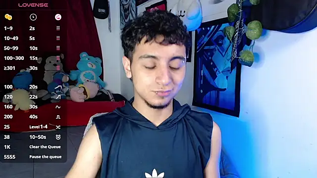 Snapshot of lukaOnline_ chatting on 10/19/25, 12:44 lukaOnline online show from 10/19/25, 12:44