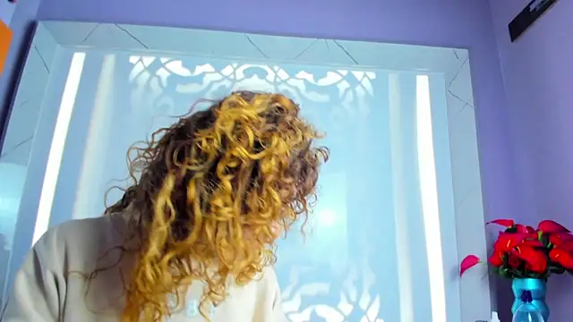 Snapshot of EmiliRouse_ chatting on 10/25/25, 04:09 EmiliRouse  online show from 10/25/25, 04:09